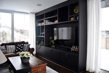 Bild på Platsbyggd tv-möbel och soffbord i svartek, villa Onsala